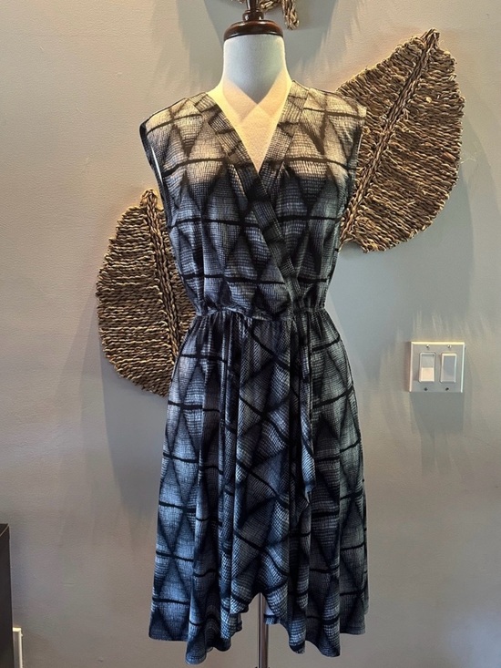 BCBGMaxAzria Dresses & Skirts - BCBGMaxAzria Black & Gray Sleeveless Faux-Wrap Midi Dress